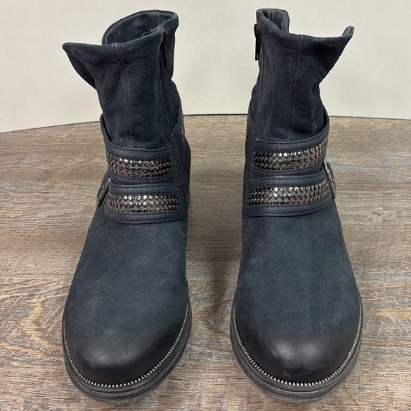 Stylish Black Ankle Boots - Picture 2 of 12